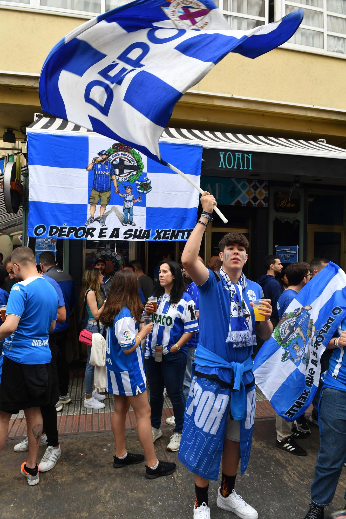 Ambientazo en la calle San Juan en la previa del Deportivo-Castellón