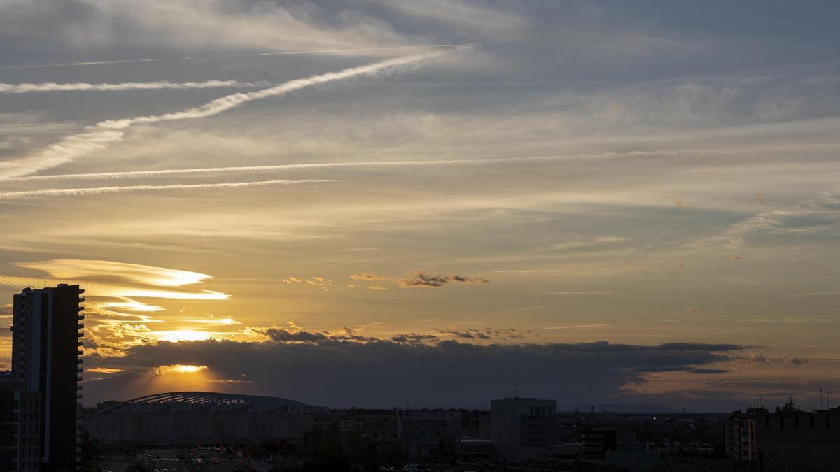 Vista panorámica de Zaragoza con nubes en el cielo