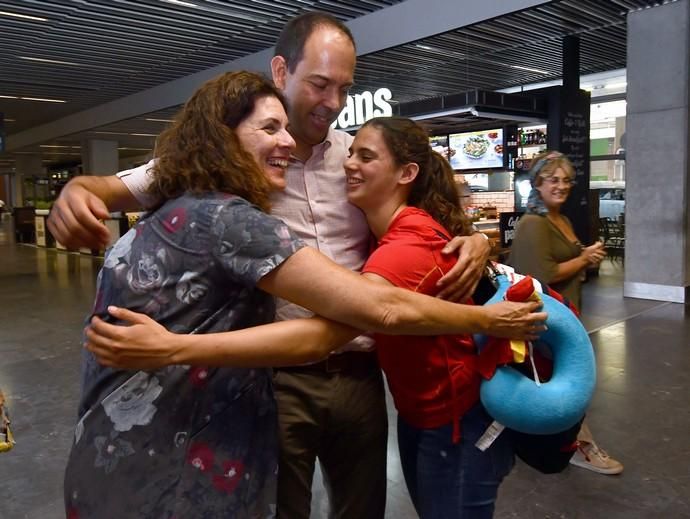 22/07/2019 TELDE.  Llegada al aeropuerto de Gran Canaria de Elena Melían, medalla en el Mundial de Sincronizada.  Fotógrafa: YAIZA SOCORRO.  | 22/07/2019 | Fotógrafo: Yaiza Socorro