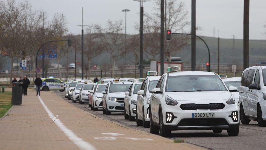 Los taxistas de Córdoba se plantan ante las &quot;prácticas abusivas&quot; de las aseguradoras