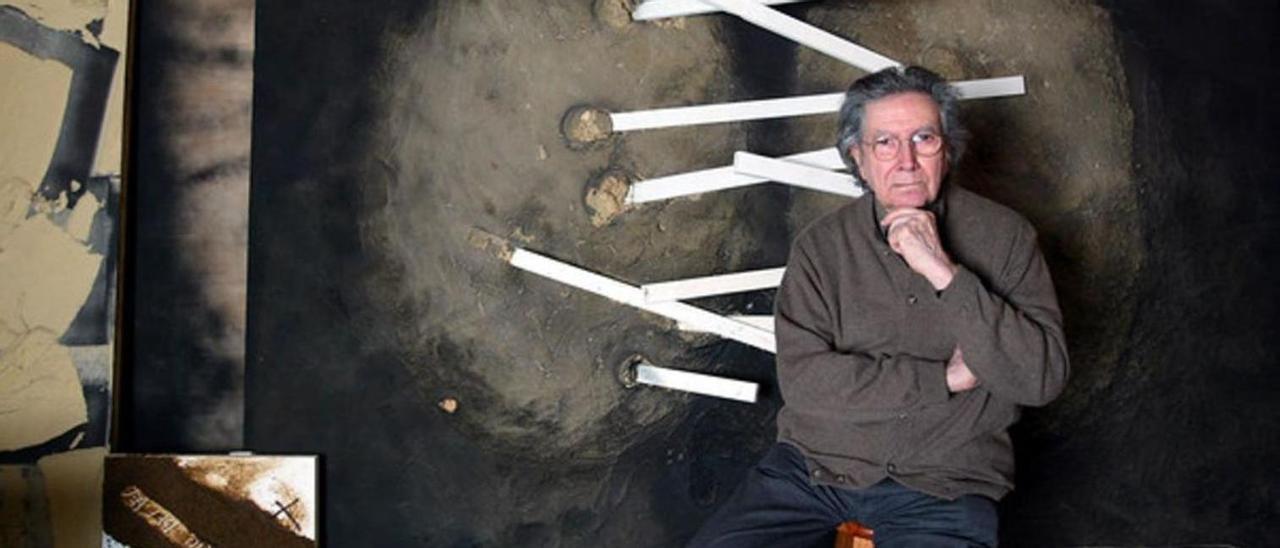 O artista catalán Antoni Tàpies (1 923-2012) de quen se cumpre o centenario.