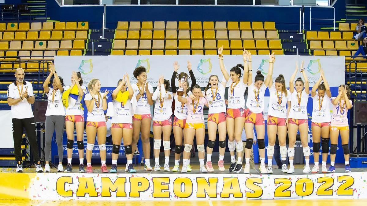 La plantilla juvenil del Olímpico celebra su título de campeonas de España en el Centro Insular de Deportes