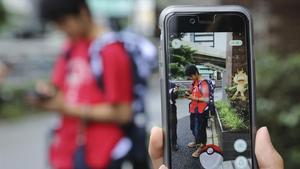 Estudiantes japoneses juegan a Pokémon Go en las calles de Tokio, en julio del año pasado.