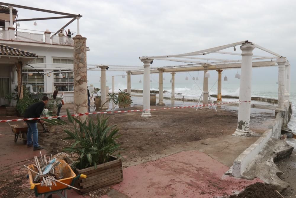 Arreglos en los Baños del Carmen tras los daños causados este fin de semana por la tormenta.