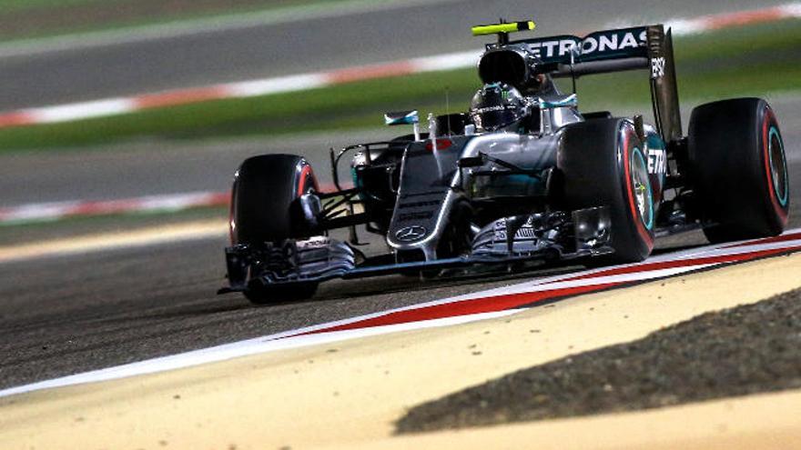 Rosberg festeja su triunfo flanqueado por Raikkonen y Hamilton.