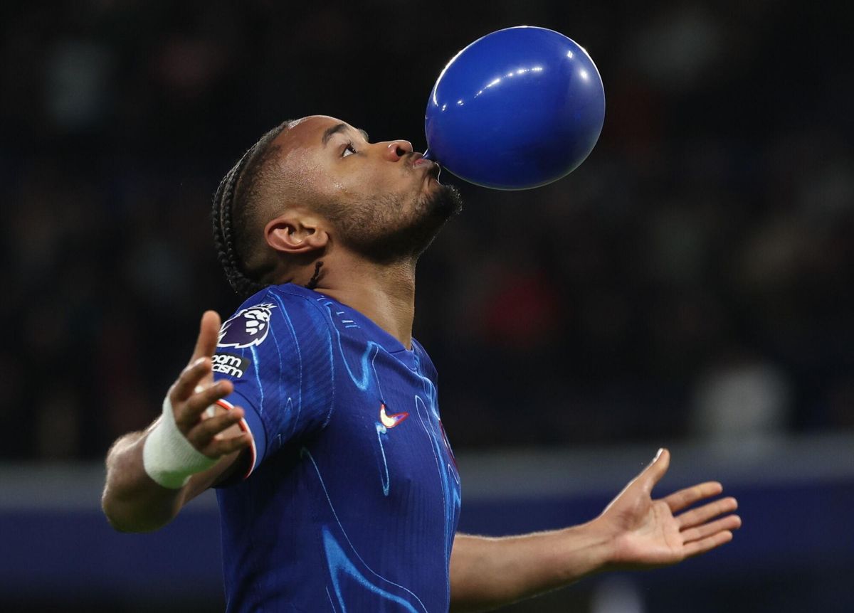 LONDON (United Kingdom), 25/02/2025.- Christopher Nkunku of Chelsea celebrates scoring the 1-0 goal during the English Premier League soccer match between Chelsea and Southampton at Stamford Bridge in London, Britain, 25 February 2025. (Reino Unido, Londres) EFE/EPA/ANDY RAIN EDITORIAL USE ONLY. No use with unauthorized audio, video, data, fixture lists, club/league logos, 'live' services or NFTs. Online in-match use limited to 120 images, no video emulation. No use in betting, games or single club/league/player publications.