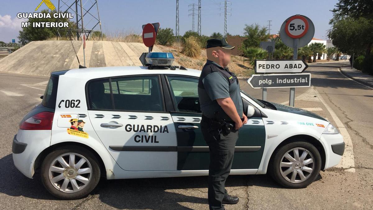 Una guardia civil presta servicio a la entrada de Pedro Abad.