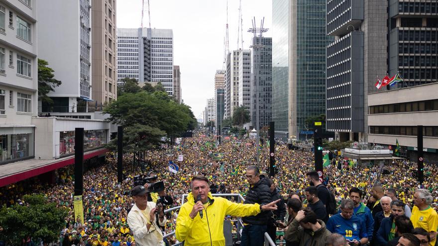 Bolsonaro dice que es perseguido como Marine Le Pen y vuelve a pedir una amnistía antes de comenzar el juicio en su contra