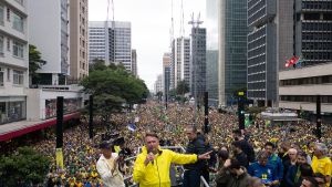 Bolsonaro se dice perseguido como Trump y Le Pen en multitudinario evento en São Paulo