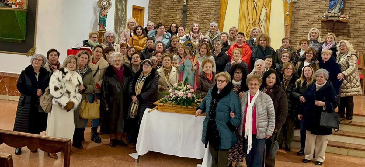 En Alfamén, la jornada festiva comenzó con misa en la iglesia y procesión. | SERVICIO ESPECIAL