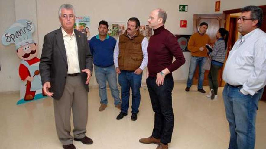 Medina (i.), Hernández (3i.) y Herrero (4i.), ayer, en la sede de Spar. | santi blanco