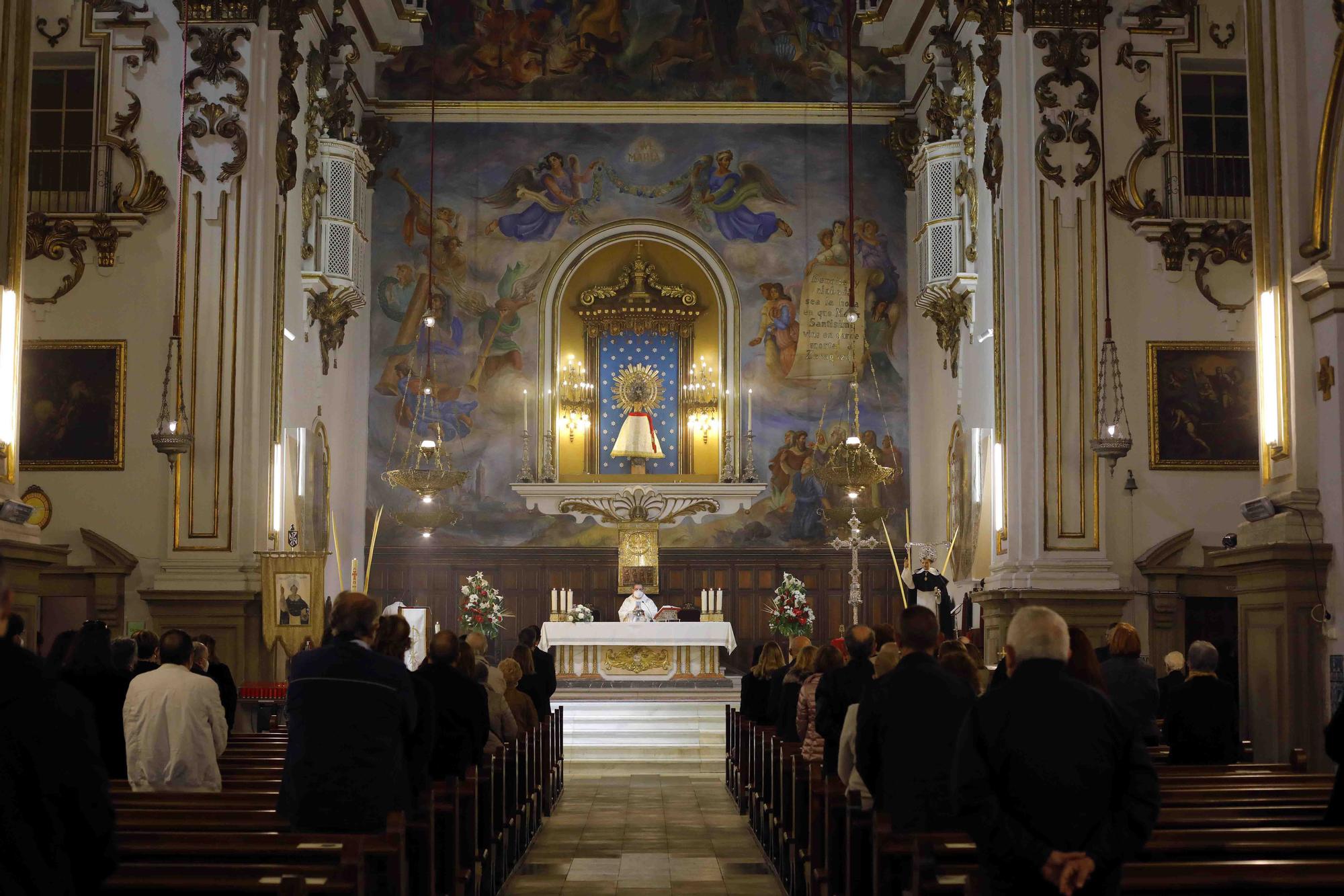 San Vicente Ferrer del Altar del Pilar sale a la puerta de la iglesia.