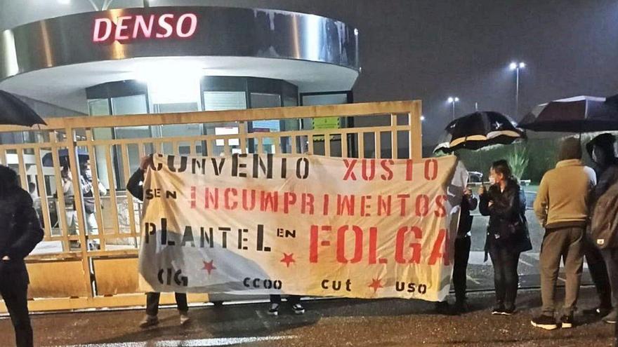 Trabajadores de Denso ayer en la huelga a primera hora de la mañana.