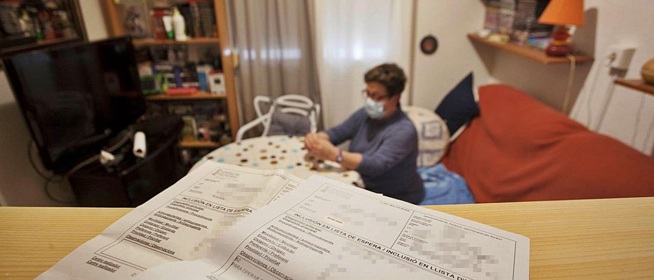 La documentación de Manoli Cabanilles que demuestra estar en lista de espera, ayer. | F. BUSTAMANTE