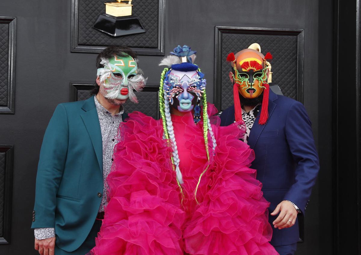 Los colombiabos Bomba Estéreo, con unas espectaculares máscaras.