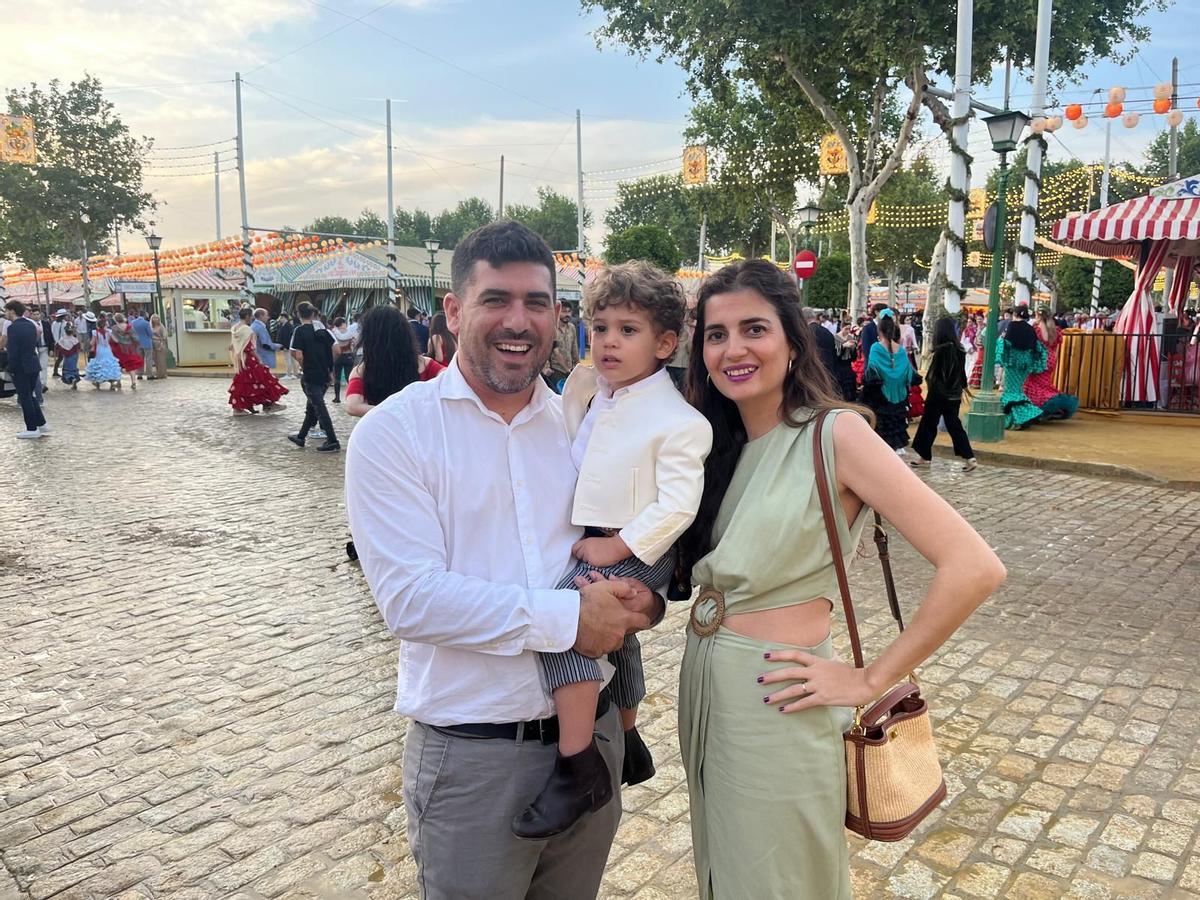 Cristina i Luis, pacient amb astrocitoma, amb el seu fill gran abans del diagnòstic