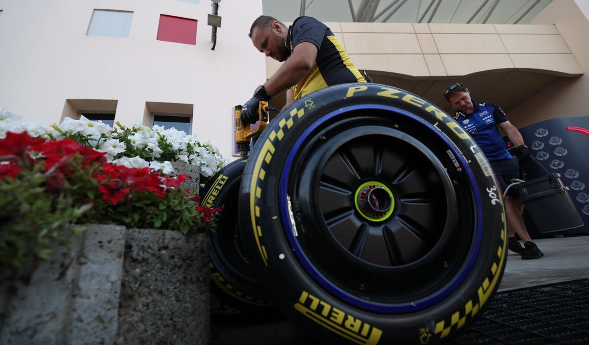 Miembrios de Pirelli, junto a los neumáticos en la primera tanda de test de Baréin.