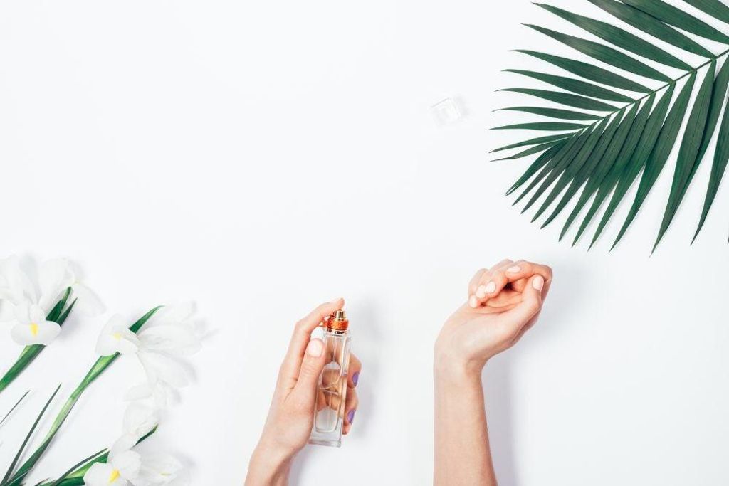 Perfume en una mano