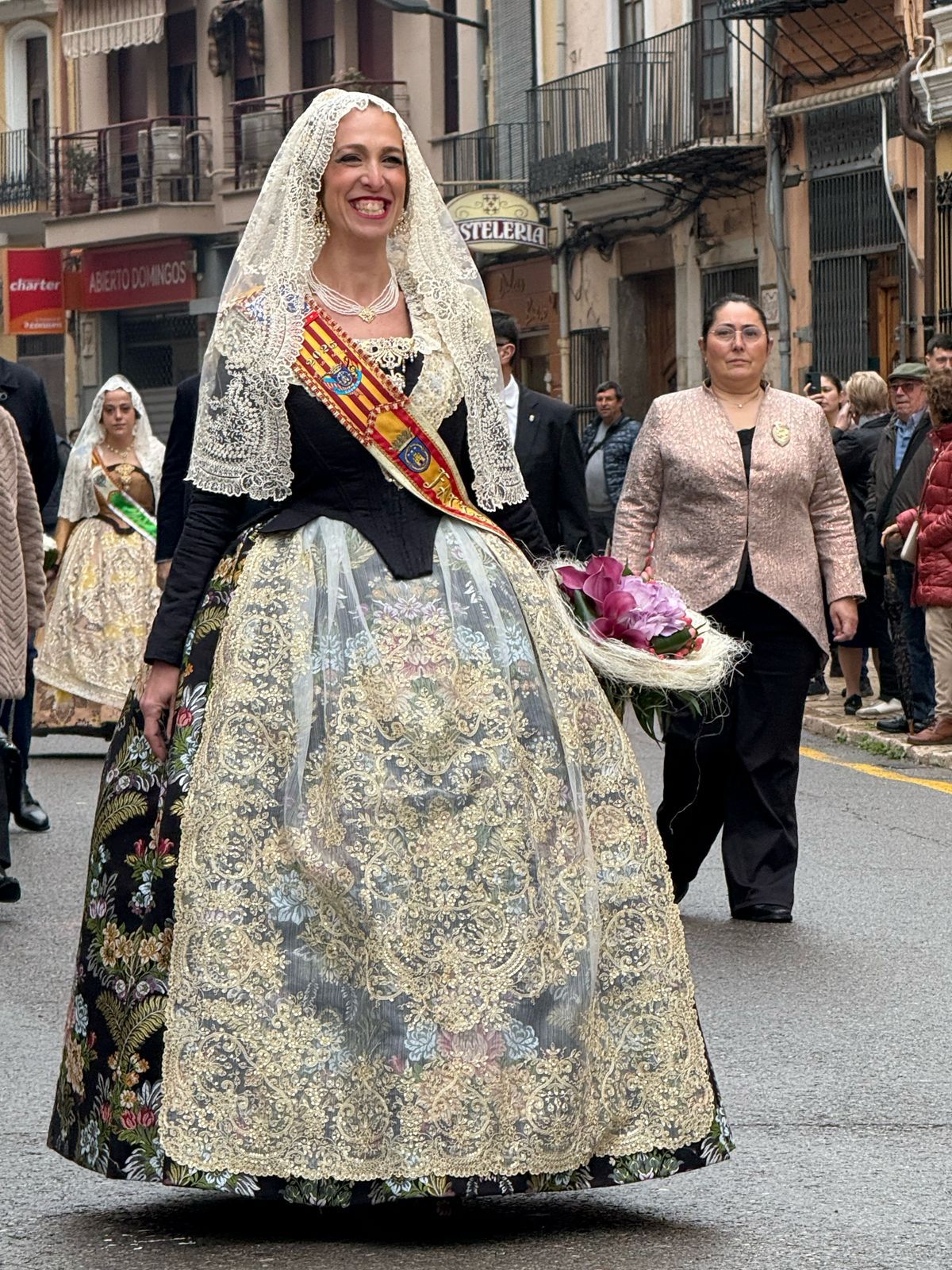 Las seis comisiones de Llíria celebran la ofrenda floral a la Virgen de la Asunción