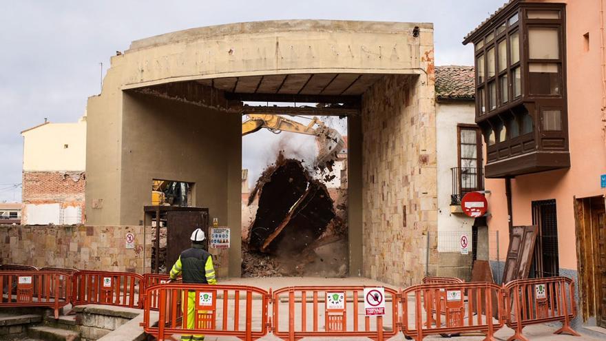 Derribo del Museo de Semana Santa de Zamora: ya es historia, espectacular demolición