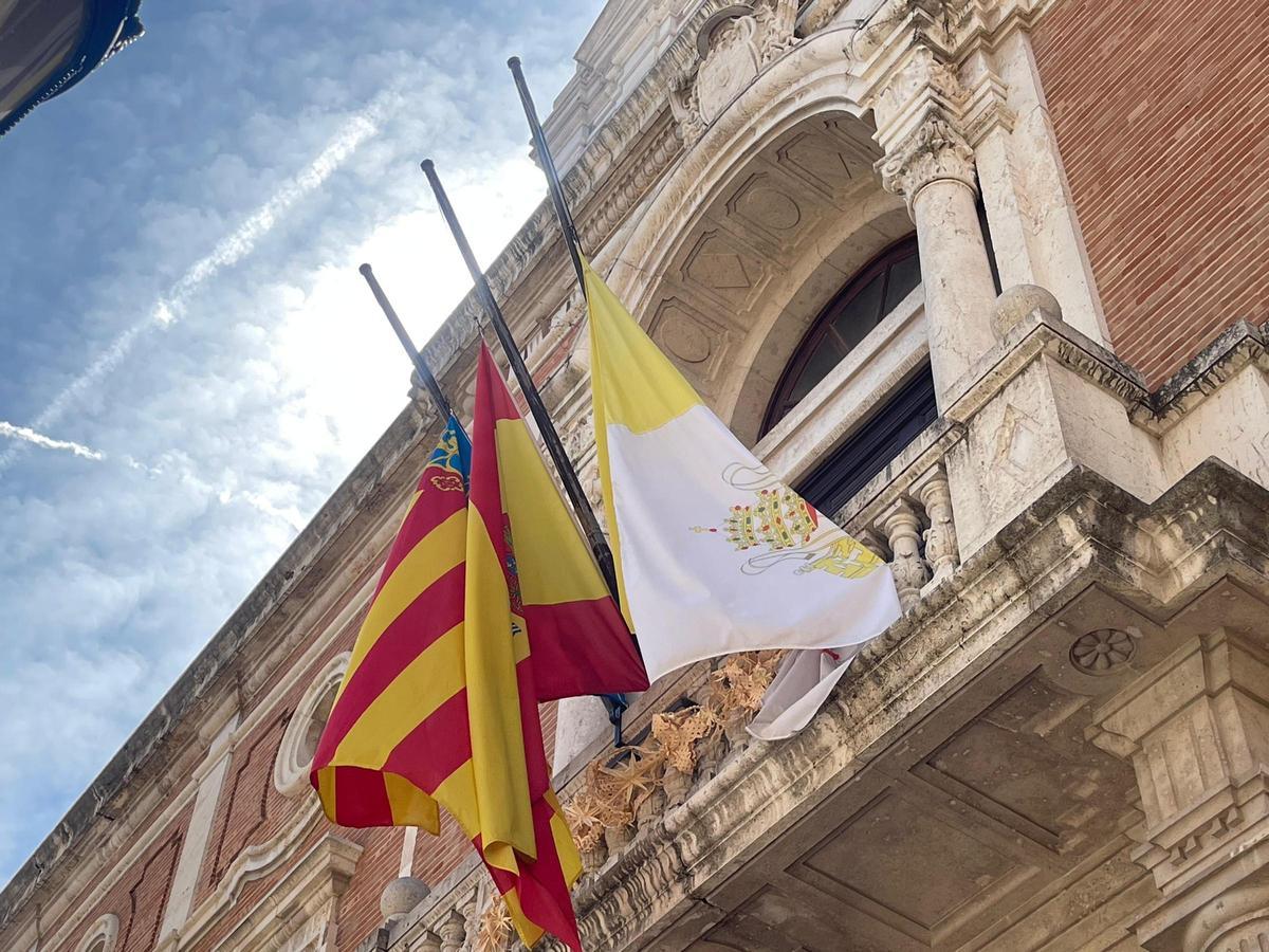 El palacio del Arzobispado con las banderas a media asta este lunes por la muerte de Francisco I.