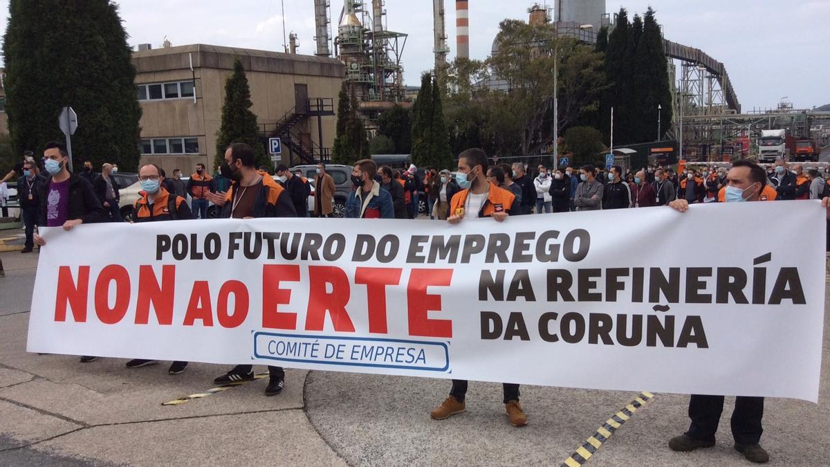 Concentración de los trabajadores de la refinería de A Coruña