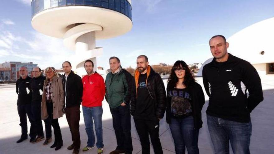 Autoridades municipales, personal del Niemeyer y técnicos de la Federación Internacional, ante el Centro Cultural.