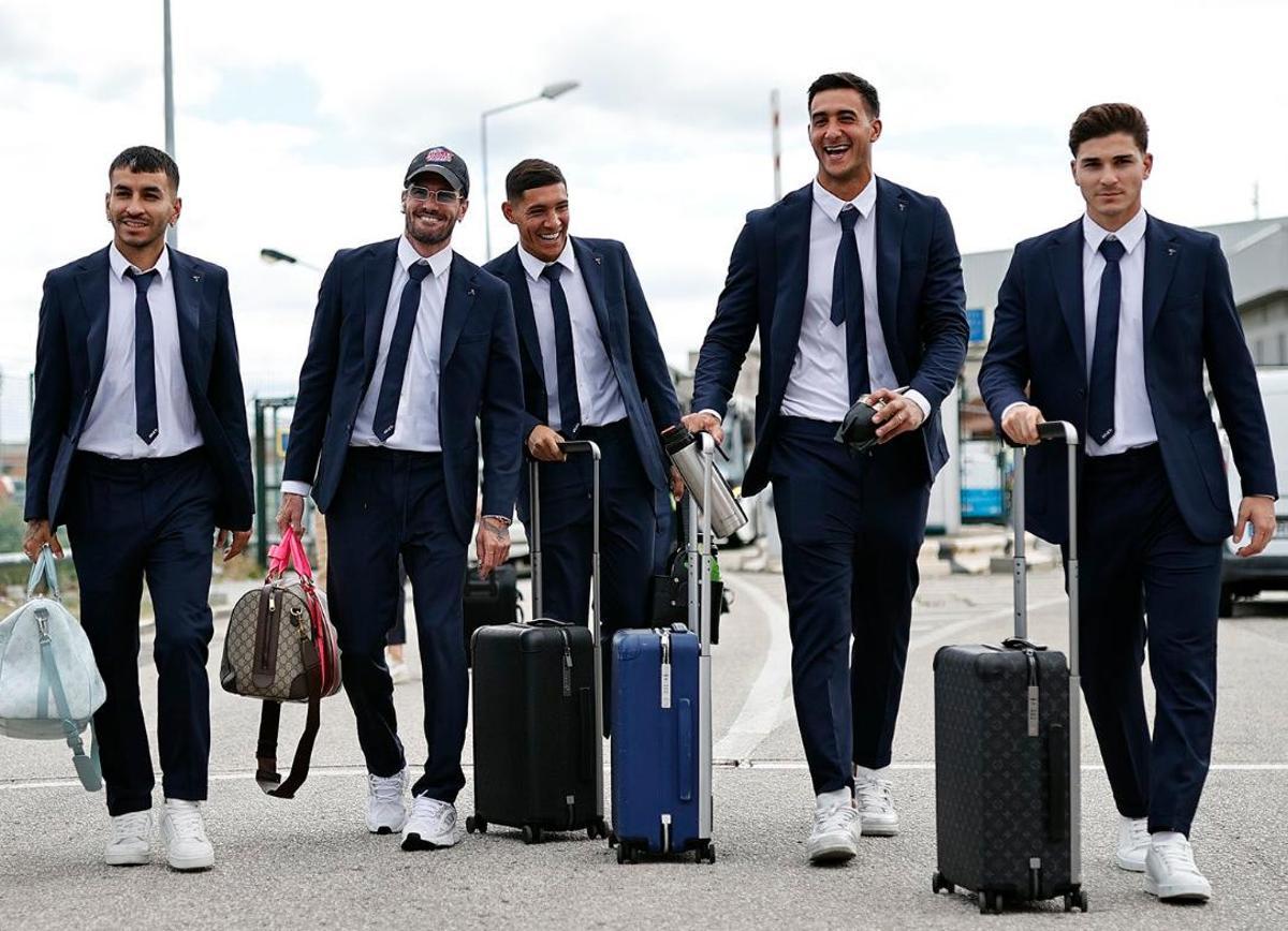 Correa, De Paul, Nahuel, Musso y Julián, en un viaje del Atlético.
