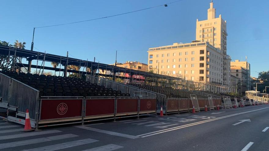 Trabajo de montaje de las tribunas de Semana Santa en la plaza de La Marina