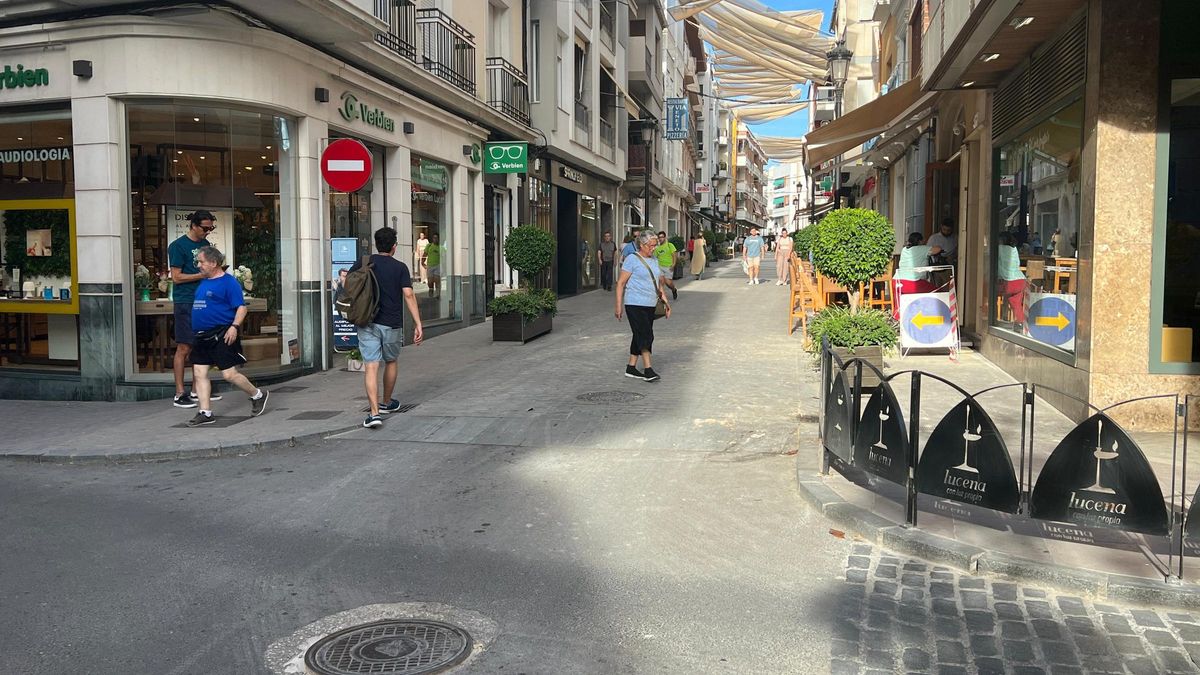 Calle El Peso de Lucena, donde se han visto ratas en los últimos días.