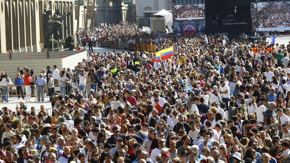 En imágenes | La Ofrenda de Flores a la Virgen del Pilar 2023 (I)