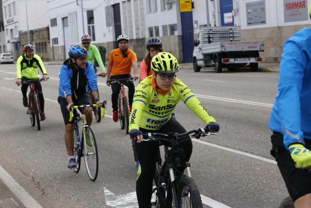 Decenas de ciclistas de todas las edades convergen en la ruta ''Bicis na primavera'' para disfrutar de un recorrido de varios kilómetros por Vigo.