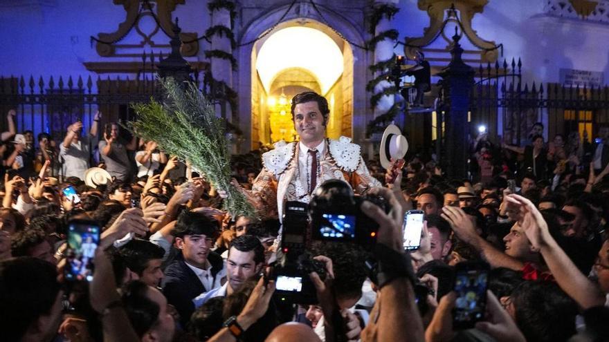 Sevilla quiere a su Hijo Predilecto: Morante de la Puebla conquista su tercera Puerta del Príncipe en la Maestranza y procesiona por las calles en el Corpus