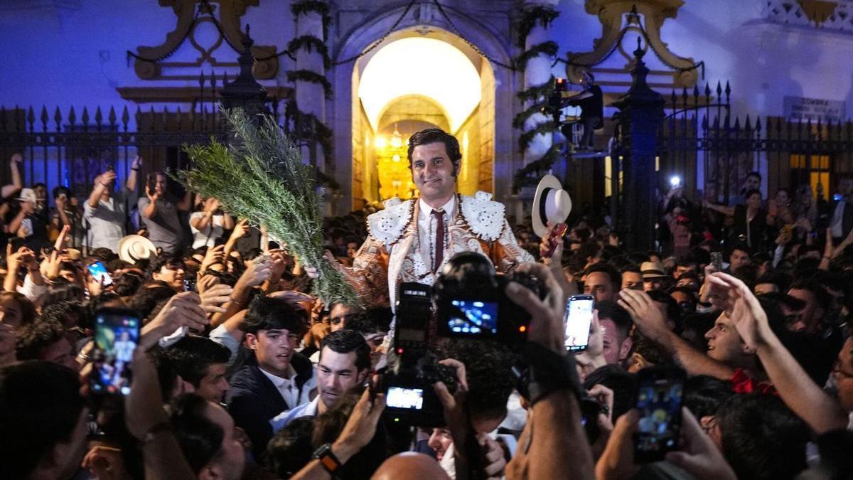 Morante sale a hombros por la Puerta del Príncipe.