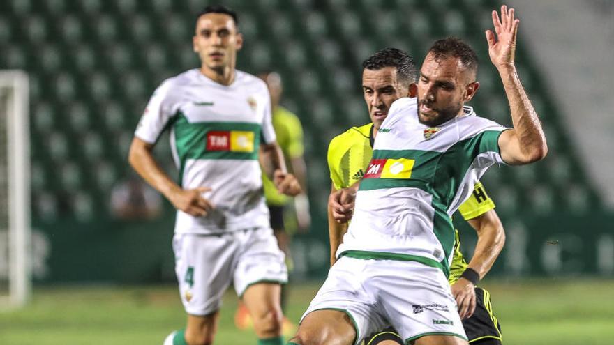 El defensa franjiverde Gonzalo Verdú se anticipa el jueves en la ida al zaragocista Linares.