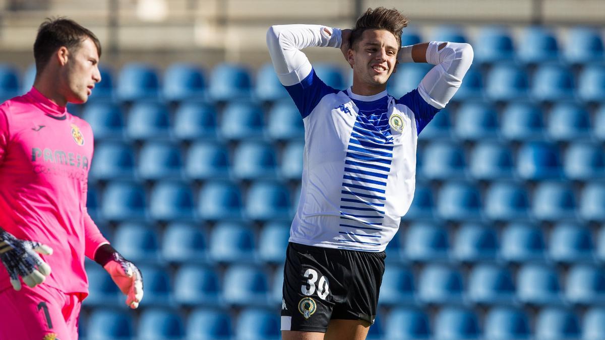 Pedro Torres lamenta una ocasión fallada en el tramo final del partido.