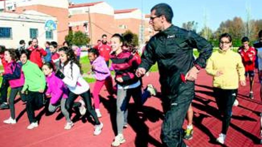 Pablo Villalobos comparte enseñanzas con los atletas del club de Montijo