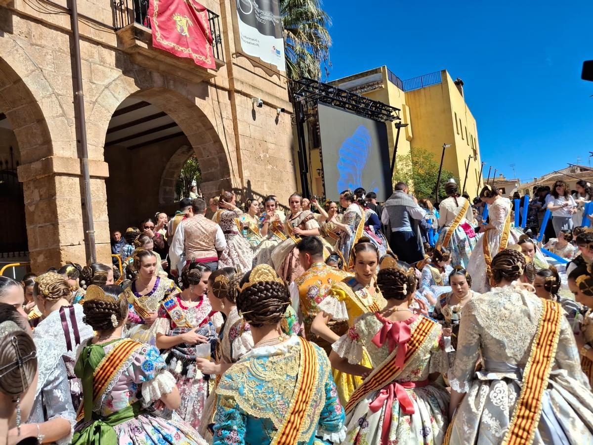 Un respiro antes de la emoción de los premios y una plaza a tope: imágenes de las Fallas de Dénia Un respiro antes de la emoción de los premios y una plaza a tope: imágenes de las Fallas de Dénia
