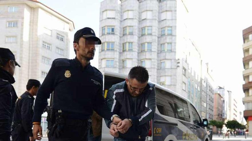 Uno de los acusados de origen albanés al llegar a la Audiencia. // G. S.