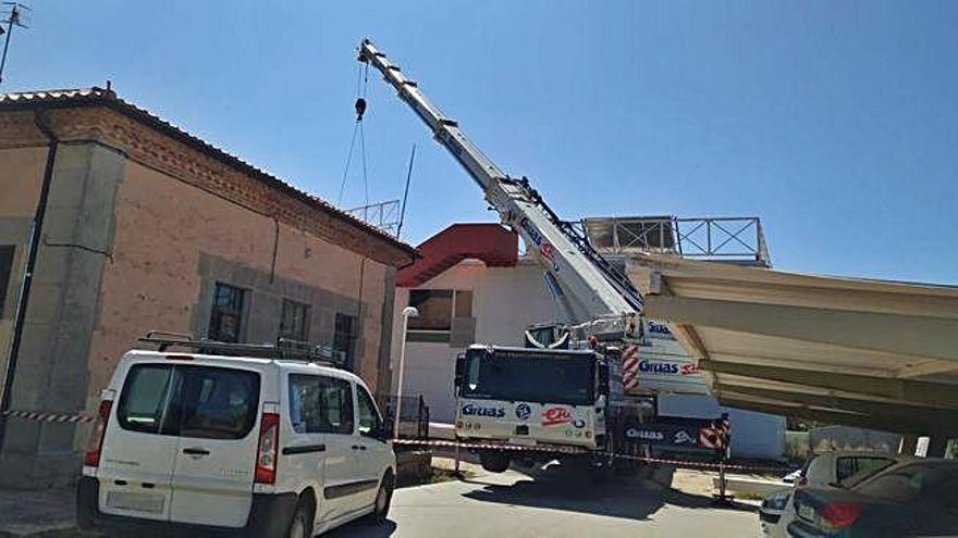 Obras en la cubierta del centro de salud de Bermillo.