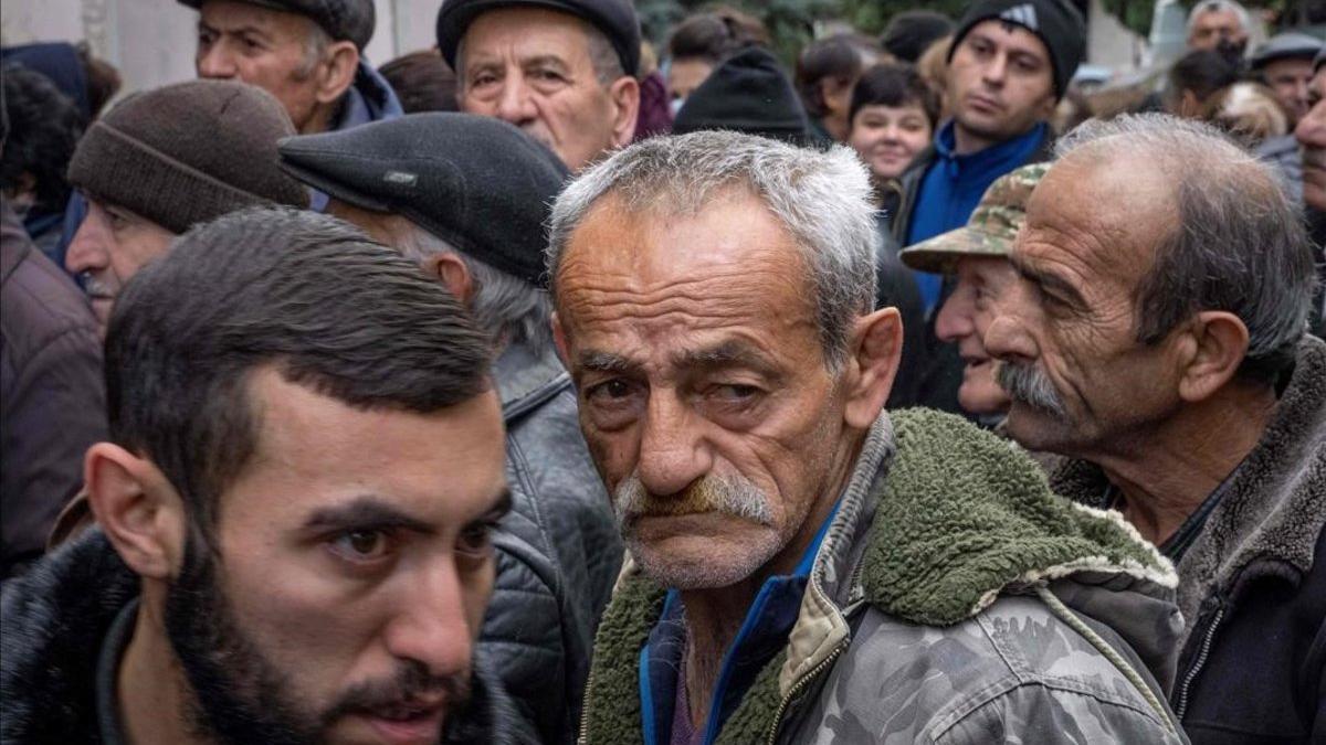 Ciudadanos armenios hacen cola para recibir alimentos en Stepanakert.