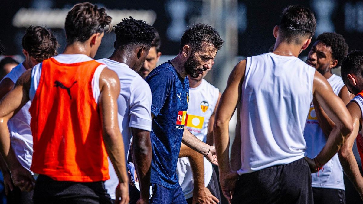 Carlos Corberán da instrucciones a sus jugadores durante un entrenamiento