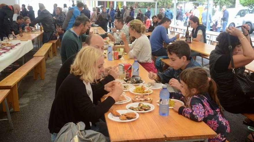 Grandes y pequeños cayeron seducidos por el buen comer. // Noé Parga