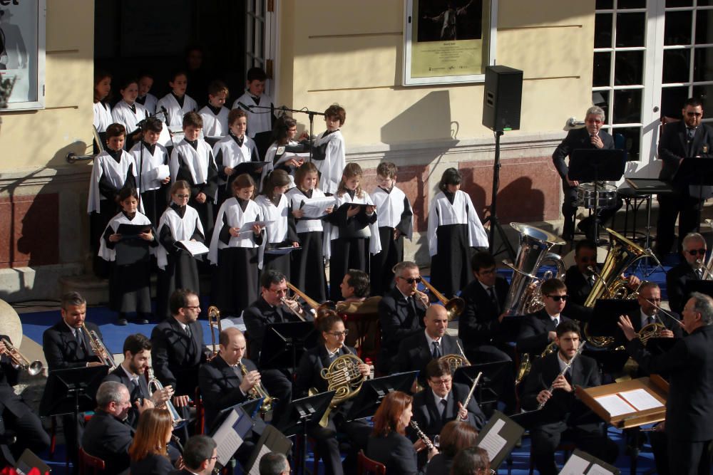 Mil niños de la Fundación Victoria, la Banda Municipal de Málaga y la Escolanía del Corpus Christi ofrecen un concierto navideño frente al teatro malagueño.