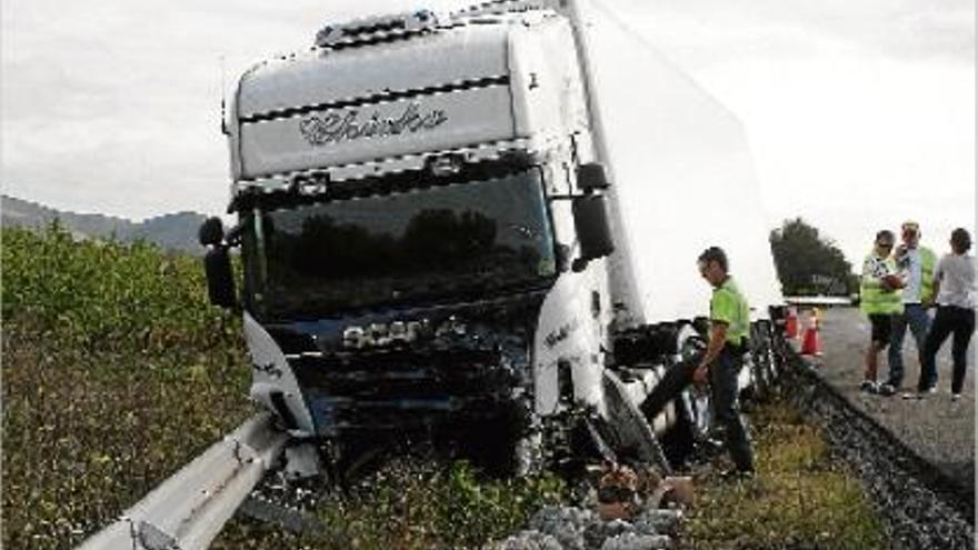 El camió contra el qual va col·lidir el turisme va quedar inclinat fora de la carretera a causa de l&#039;impacte