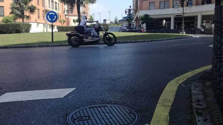 Un motorista tomando ayer la rotonda de la calle Amsterdam.