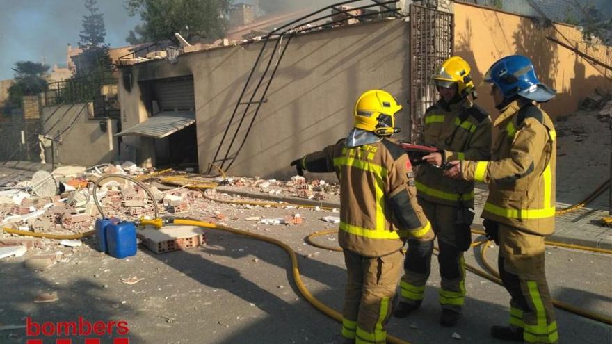 Bombers davant de la casa esfondrada, aquest dimecres a la tarda