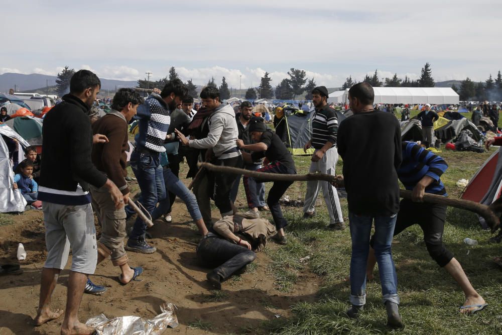 Los refugiados se agolpan en Idomeni