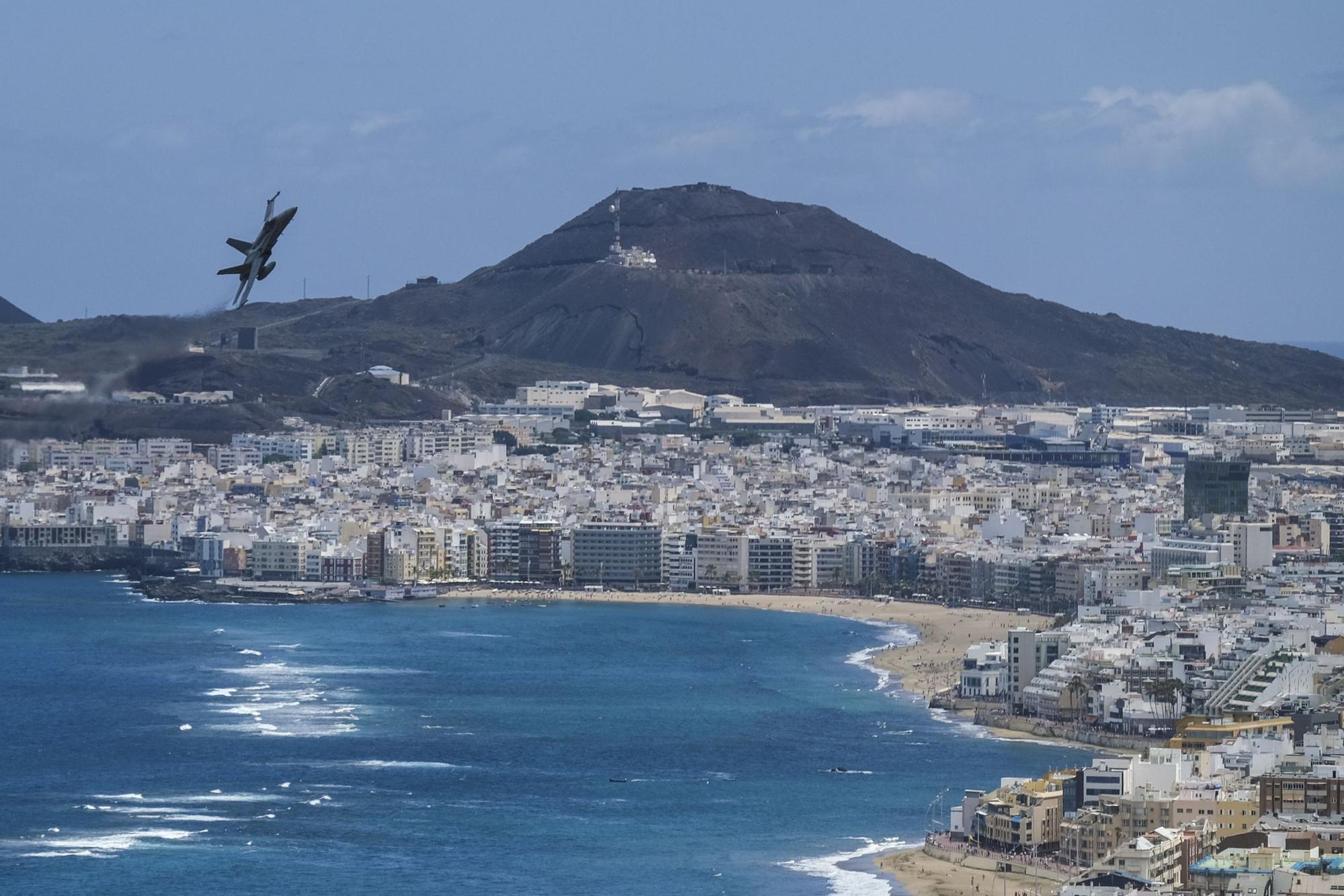 Ensayo de los F18 en Las Canteras por el Día de las Fuerzas Armadas