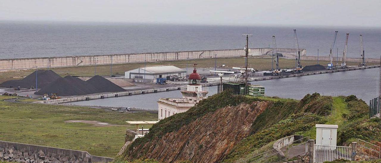 Al fondo, el Muelle Norte de la ampliación de El Musel.